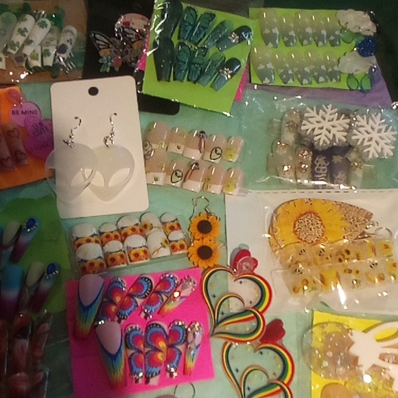 Matching nails and earrings 30 today one of a kind set - Picture 3 of 3